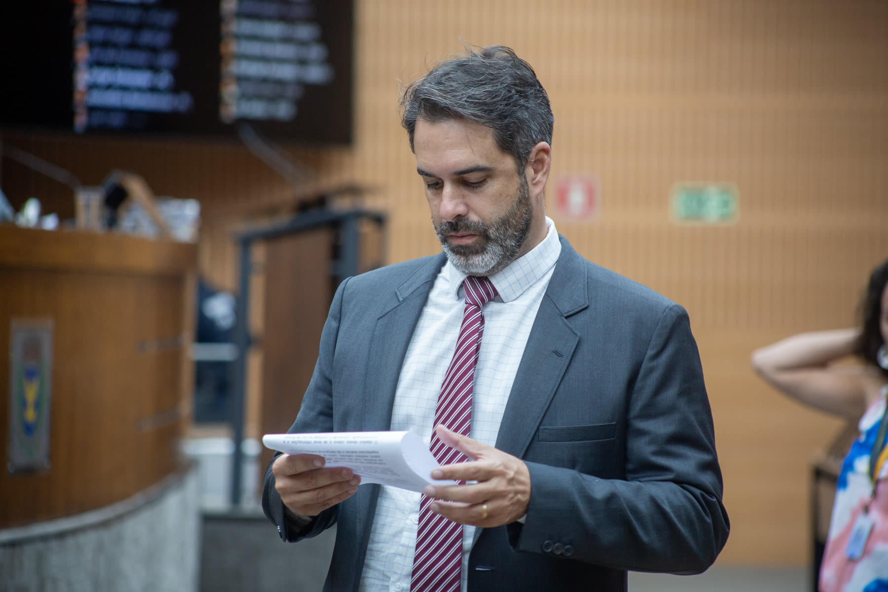 Nelson Hossri lê um documento em pé no plenário da Câmara Municipal de Campinas