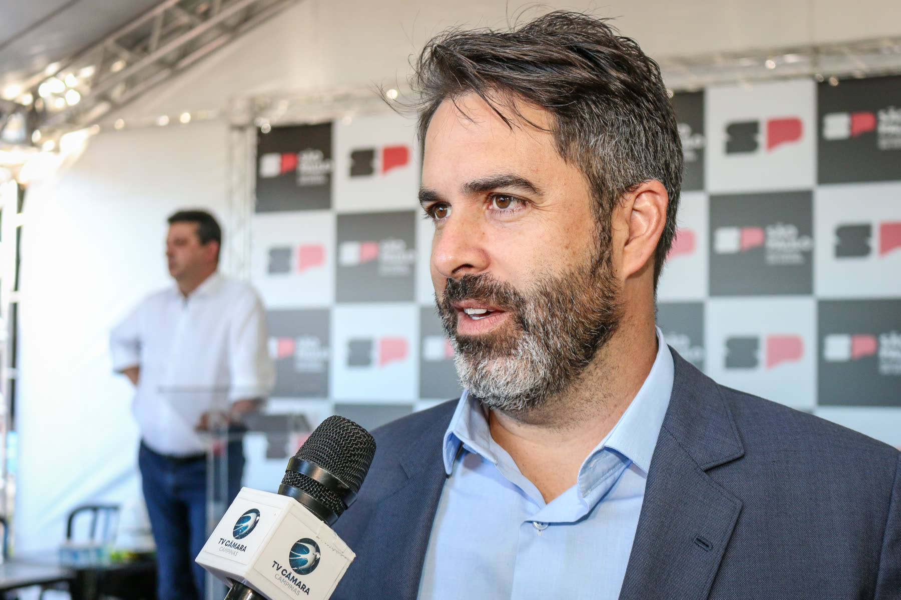 Nelson Hossri concede entrevista à TV Câmara Campinas em evento de recapeamento da Avenida Brasil